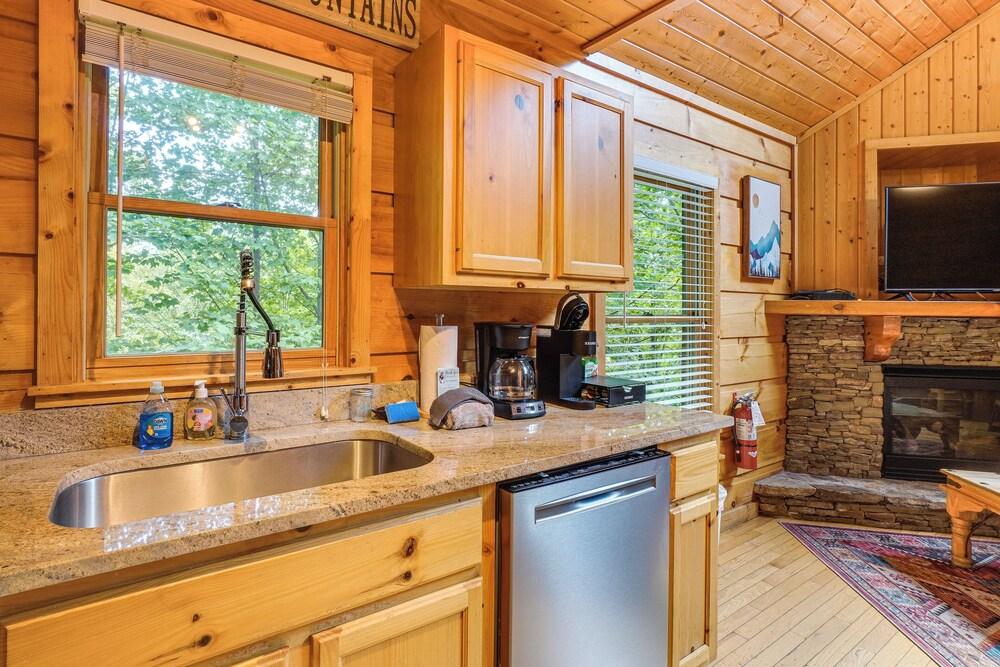 Hot Tub & Game Area: Rustic Cabin 5 Mi to Gsmnp