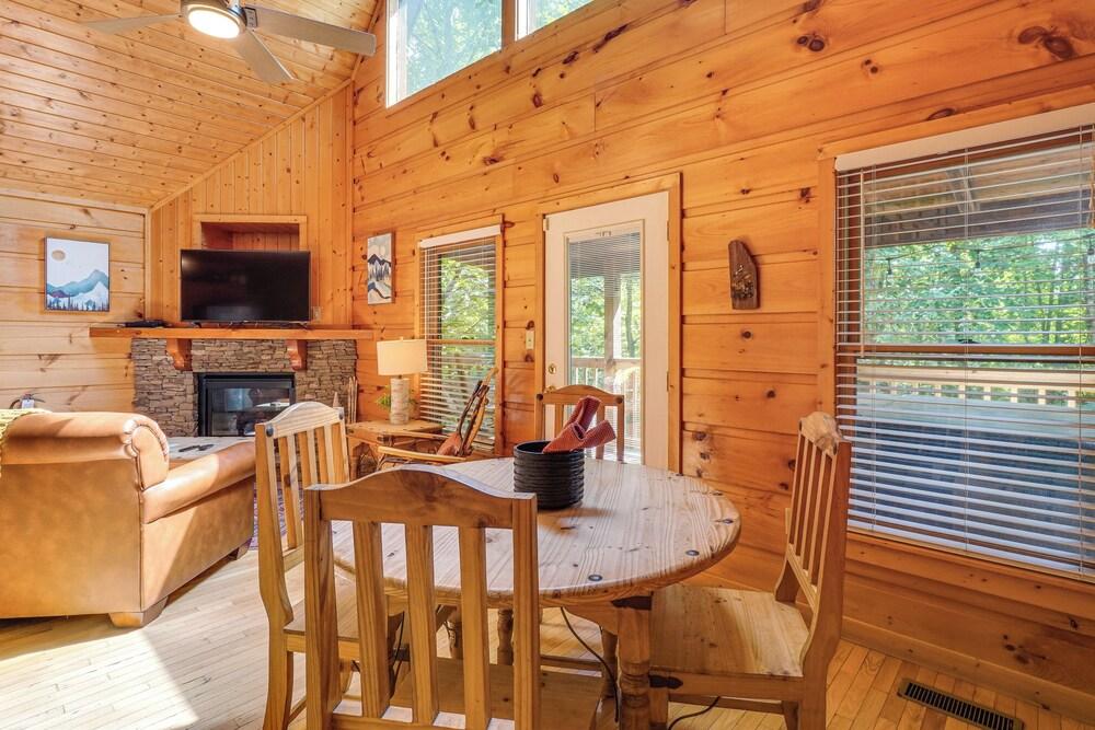 Hot Tub & Game Area: Rustic Cabin 5 Mi to Gsmnp