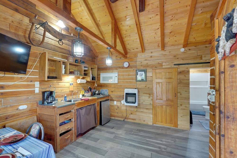 7 Mi to Kenai River: Soldotna Cabin w/ Lake Access