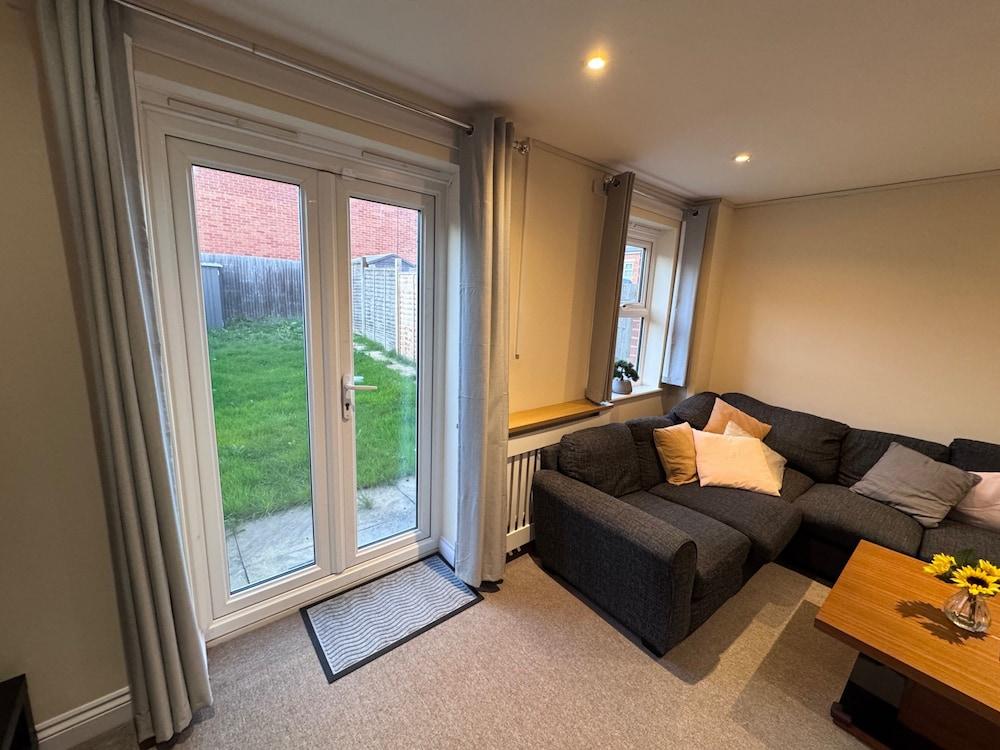 Serene Cirrus Retreat in Reading