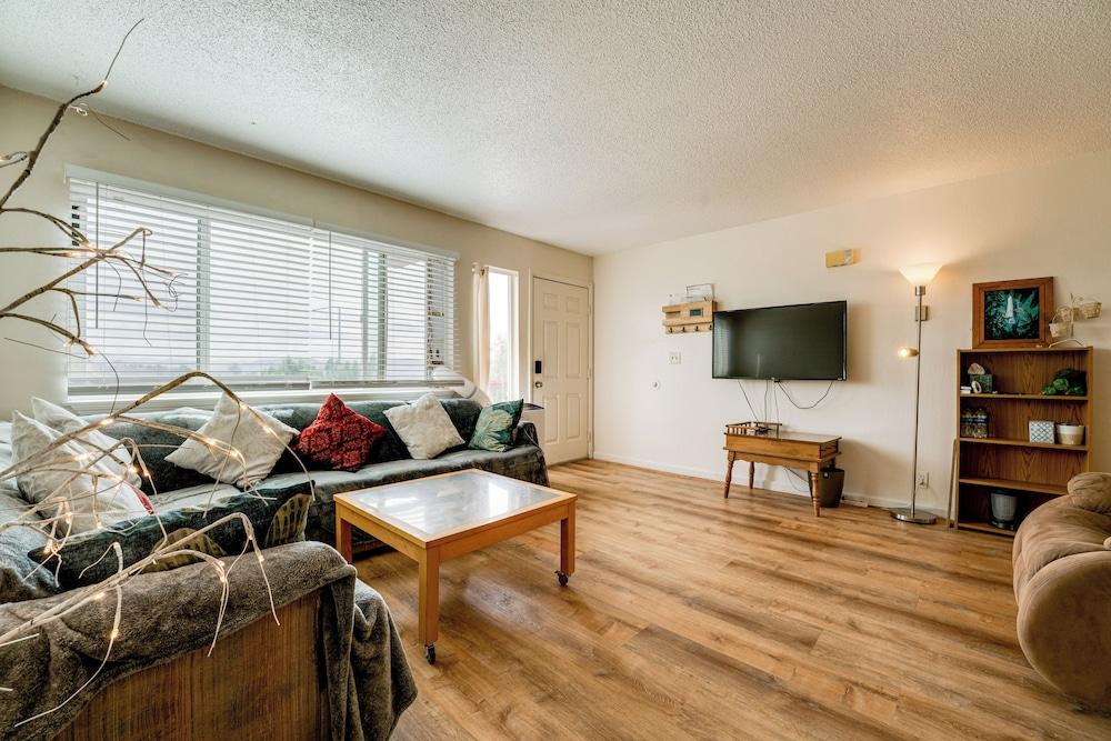 2 Mi to Dtwn Reno & Unr: City-view Townhome!