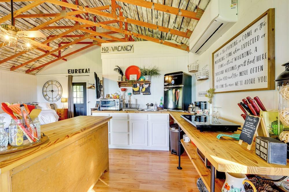 1 Mi to Downtown Eureka Springs: Studio Retreat