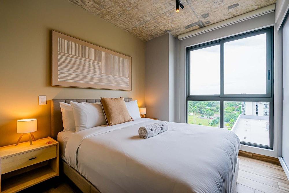 w Stylish 2BR Apartment in Vibrant Centriqo