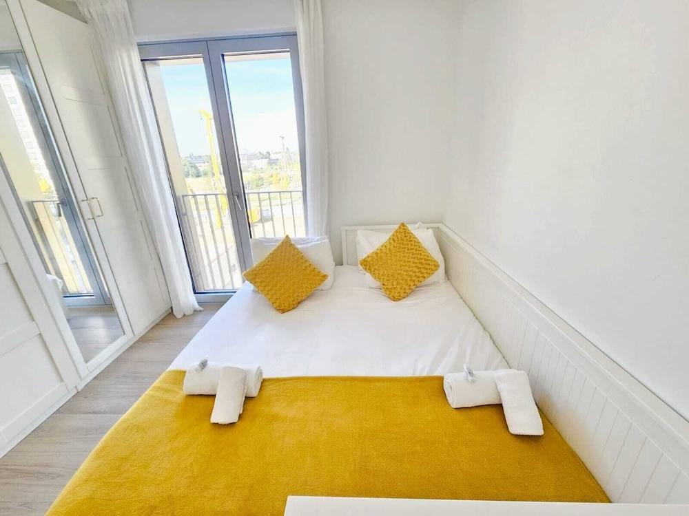 Central 2BR Flat w terrace&parking