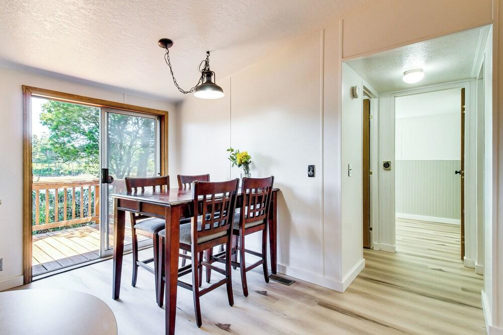 Quiet Lakefront Retreat < 2 Mi to Heceta Beach!