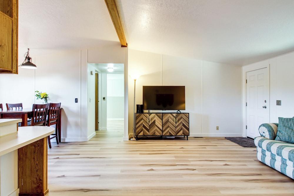 Quiet Lakefront Retreat < 2 Mi to Heceta Beach!