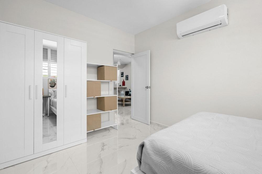 Modern 2 BR Apt Great Location Smart TV AC