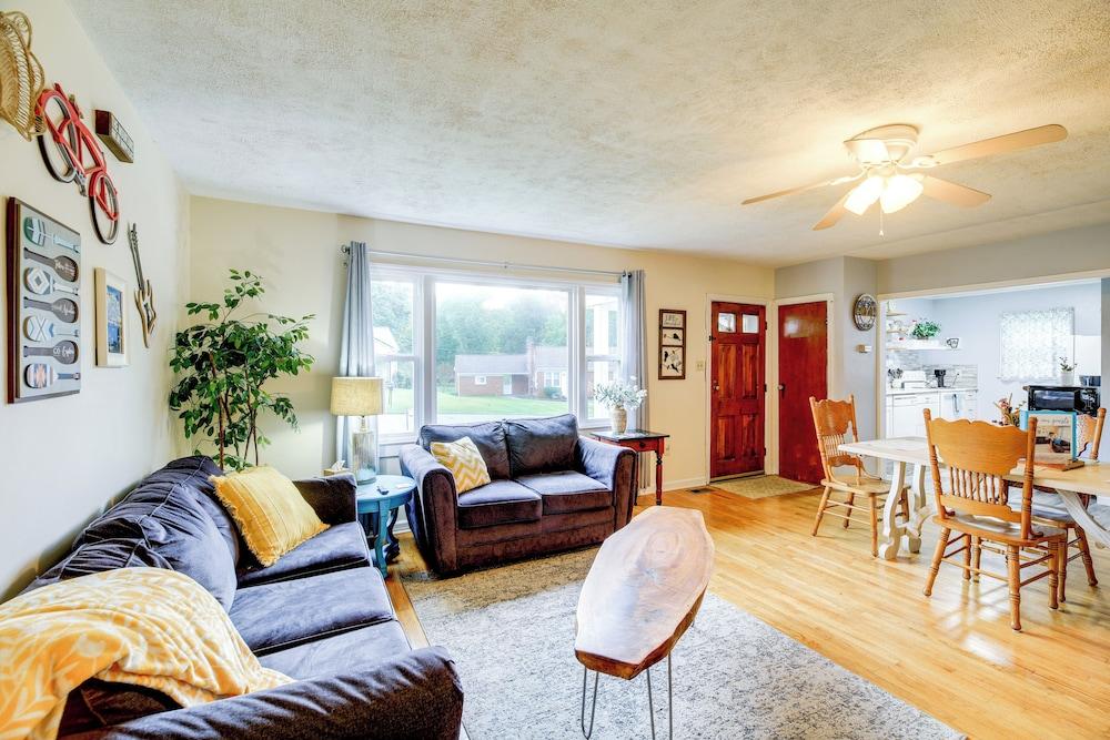 Cozy Home w/ Spacious Yard: 2 Mi to Dtwn Bristol