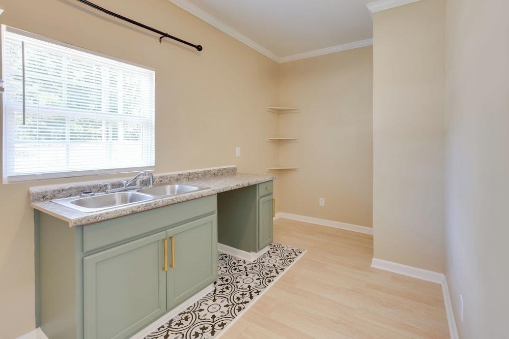 < 10 Mi to Uab: Birmingham Group Getaway