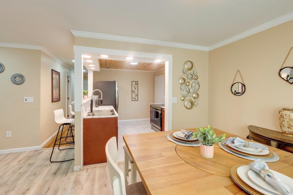 5 Mi to Uab: Group-friendly Birmingham Retreat