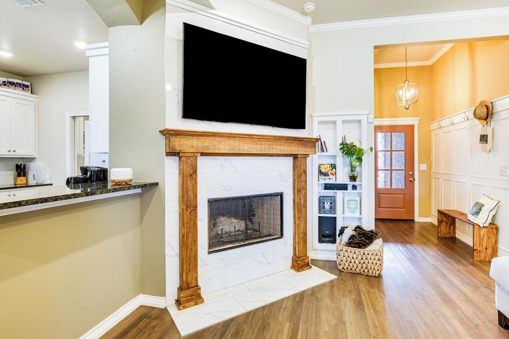 11 Mi to Texas Tech University: Cozy Family Home!