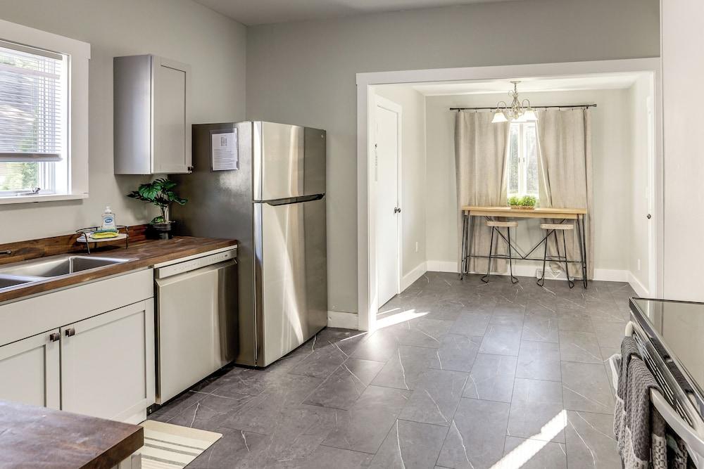 Walk to Port Clinton Lighthouse: Home w/ Deck!