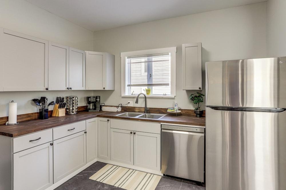 Walk to Port Clinton Lighthouse: Home w/ Deck!