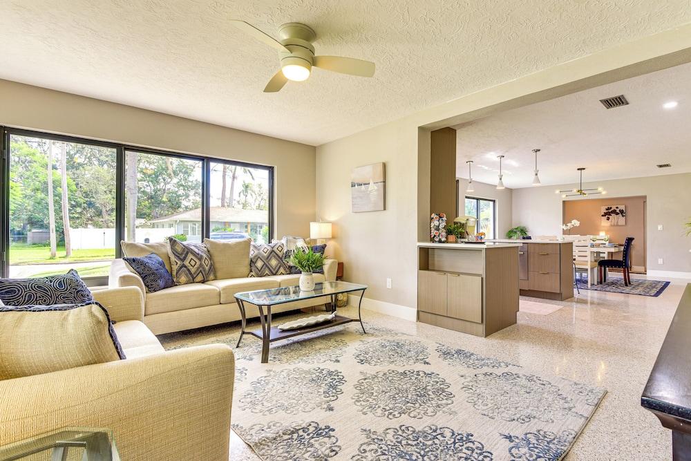 3 Mi to Downtown Bradenton: Family Home w/ Yard!