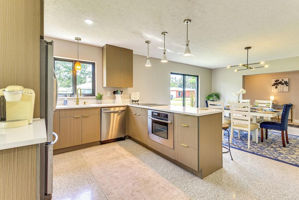 3 Mi to Downtown Bradenton: Family Home w/ Yard!
