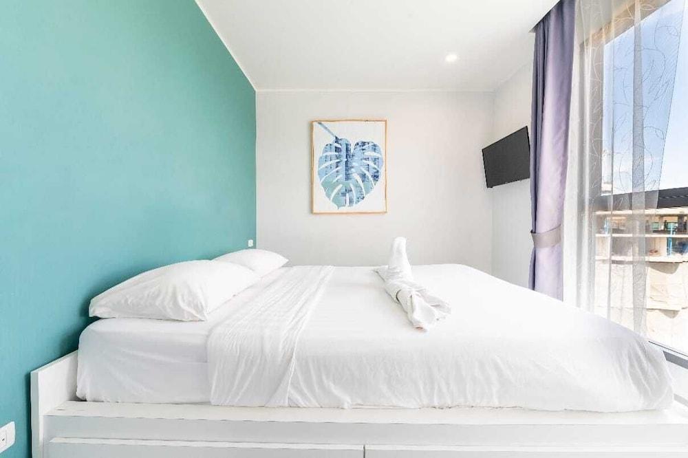 Sleek 2 Bed Apt T2-818