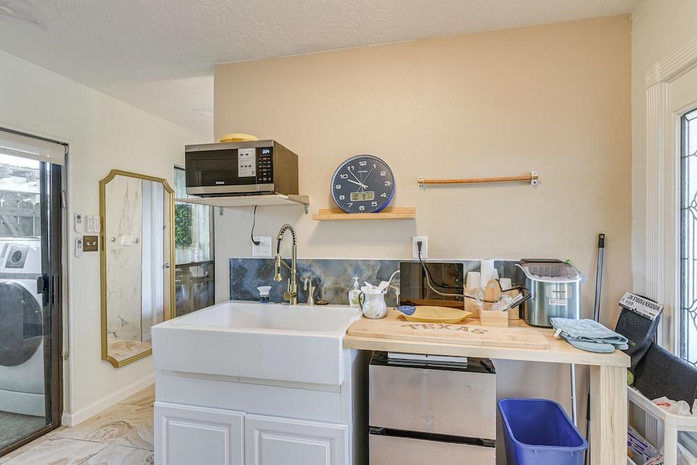 Shop & Explore: Duplex Unit 8 Mi to NRG Stadium!