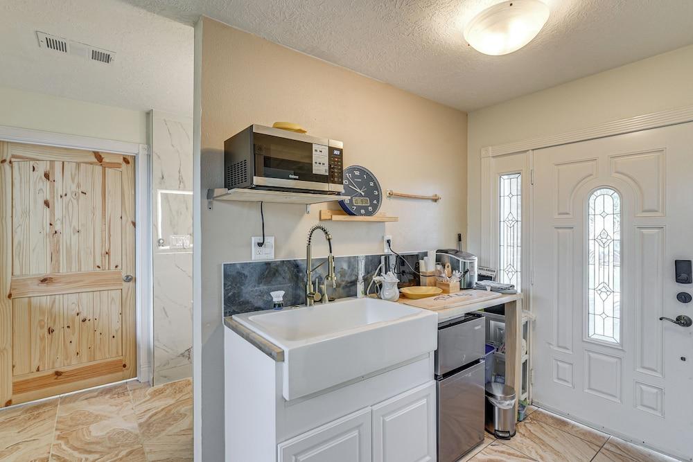 Shop & Explore: Duplex Unit 8 Mi to NRG Stadium!