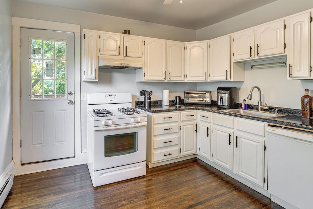 2 Mi to Dtwn! Walkable Minneapolis Apt w/ Deck