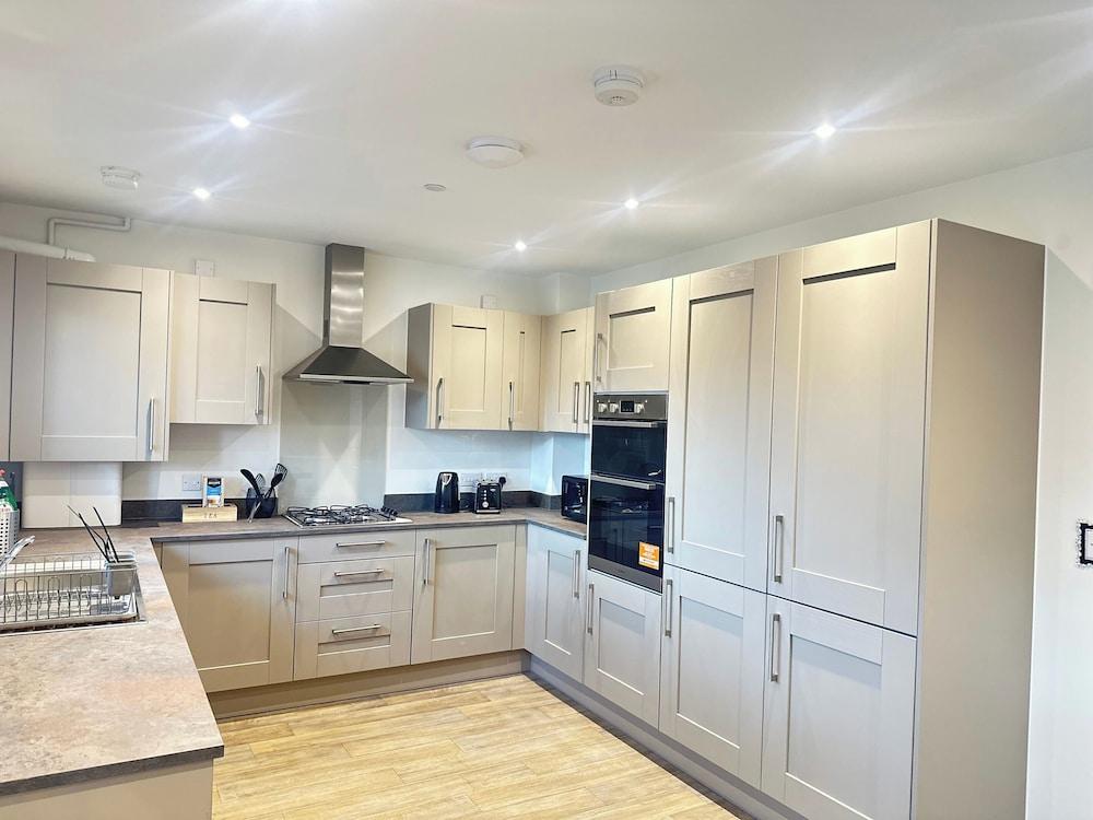 4 Bed House - Sleeps 8 - Pets - Parking - Wifi