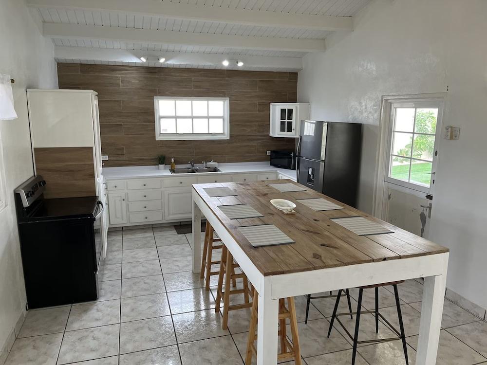 3 Bedroom Villa in Pos Chiquito Sun and Fun 5 Minute Walk to Beach