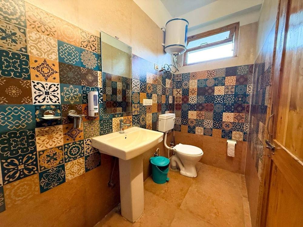 Young Monk Hostel Jibhi