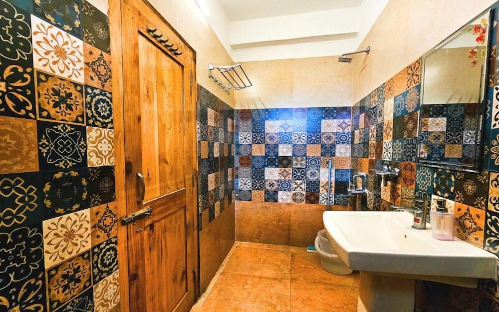 Young Monk Hostel Jibhi