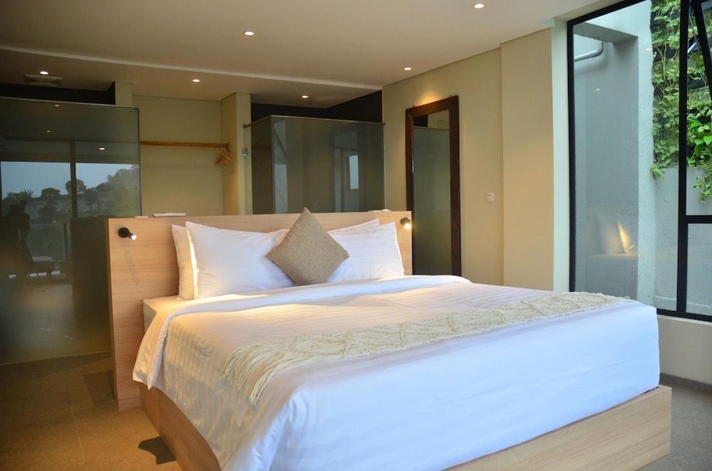 Emerald hill 12 BR karaoke heated pool