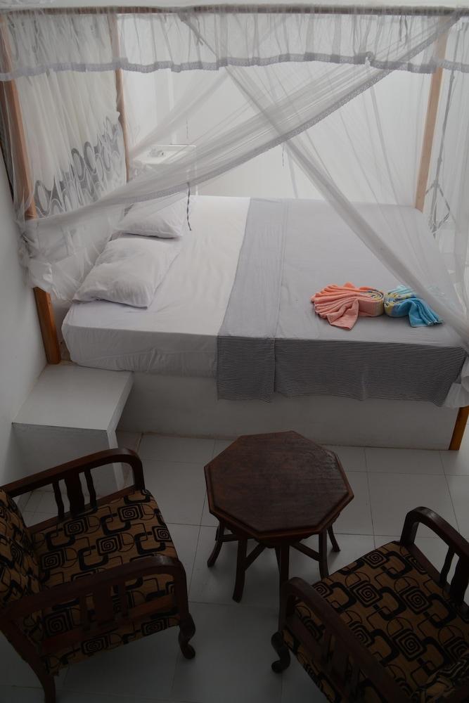 SURF UNA Beach Hotel