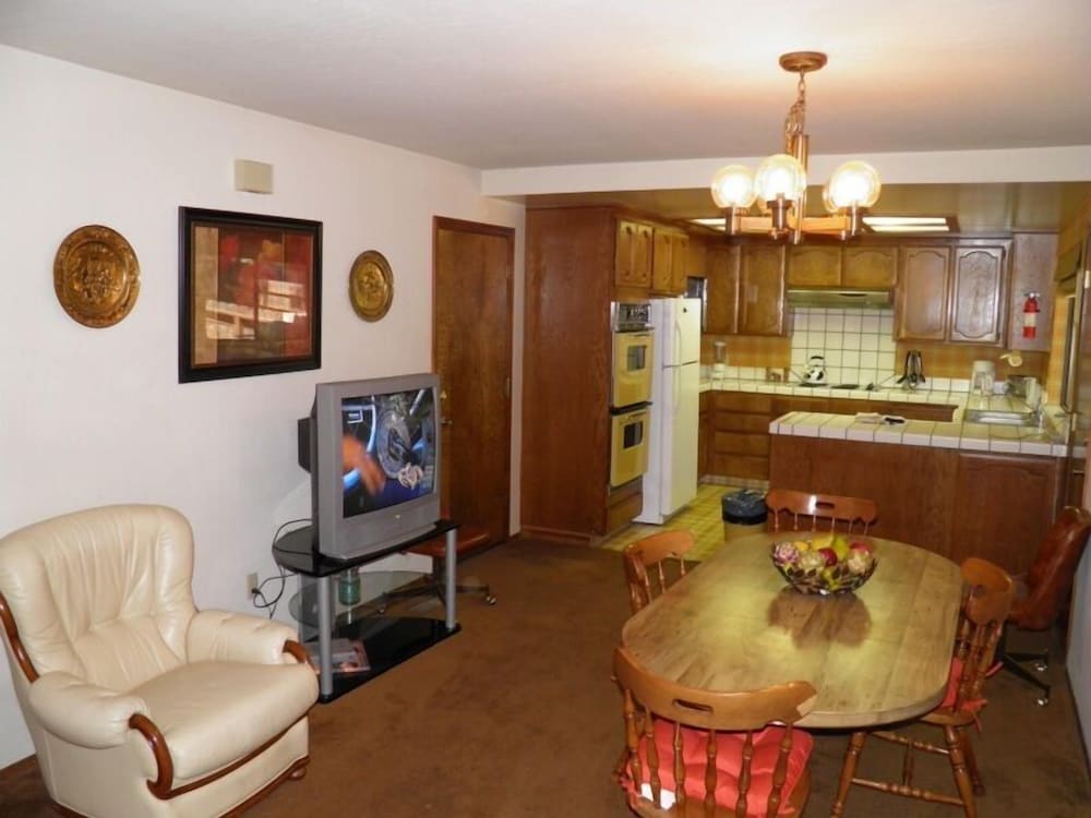 1421 Meadow Crest Drive