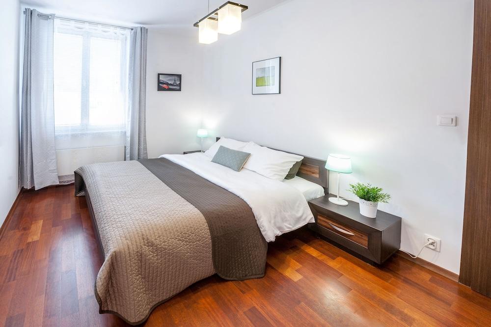 FriendHouse Apartments