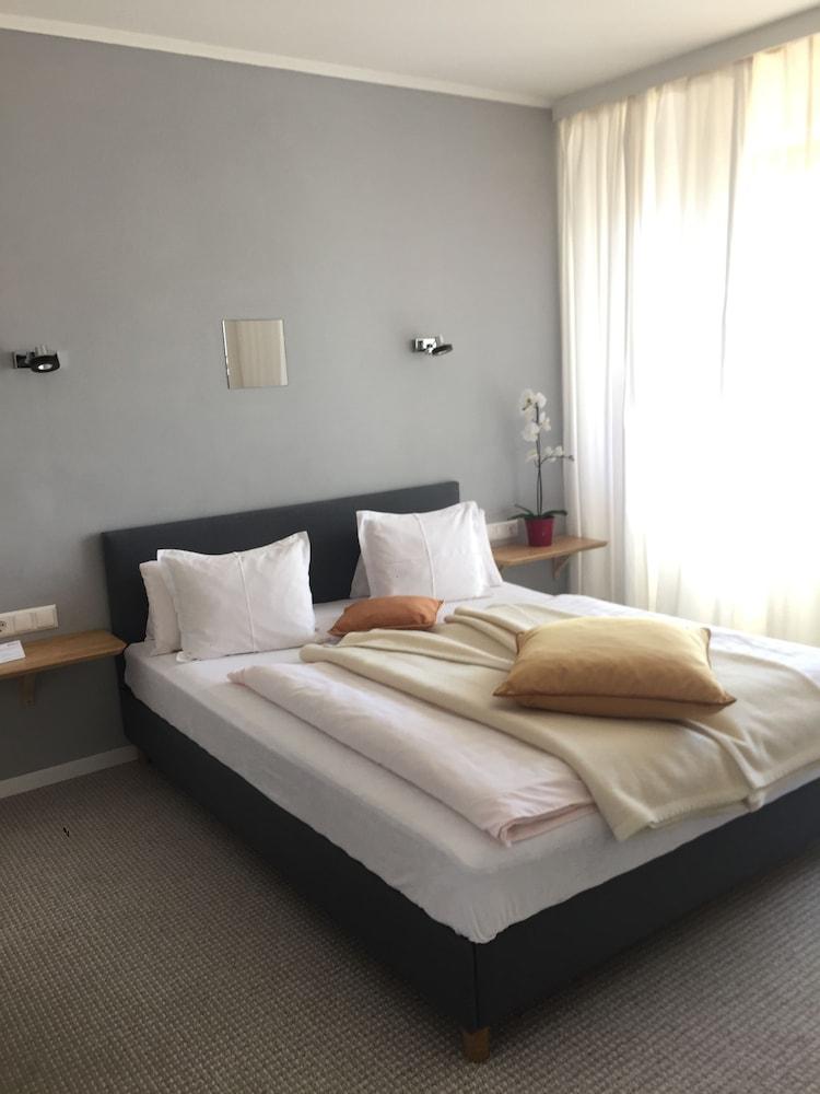 Dietrichsteinerhof Apartments & Rooms