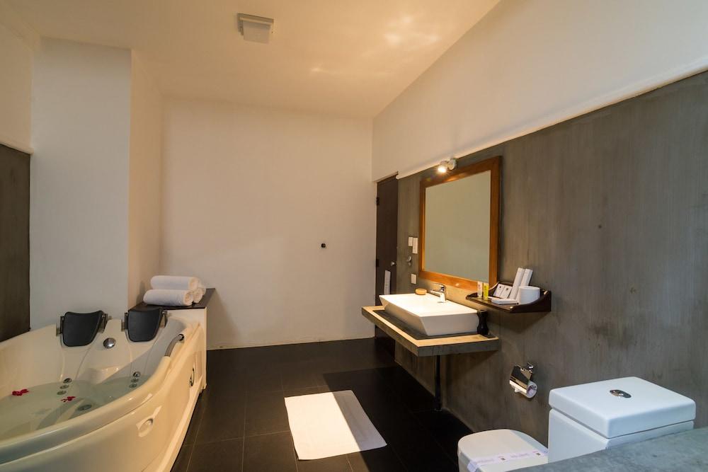 Camellia Resort and Spa