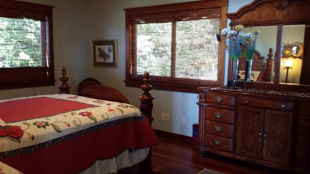 Kona Palace in Captain Cook