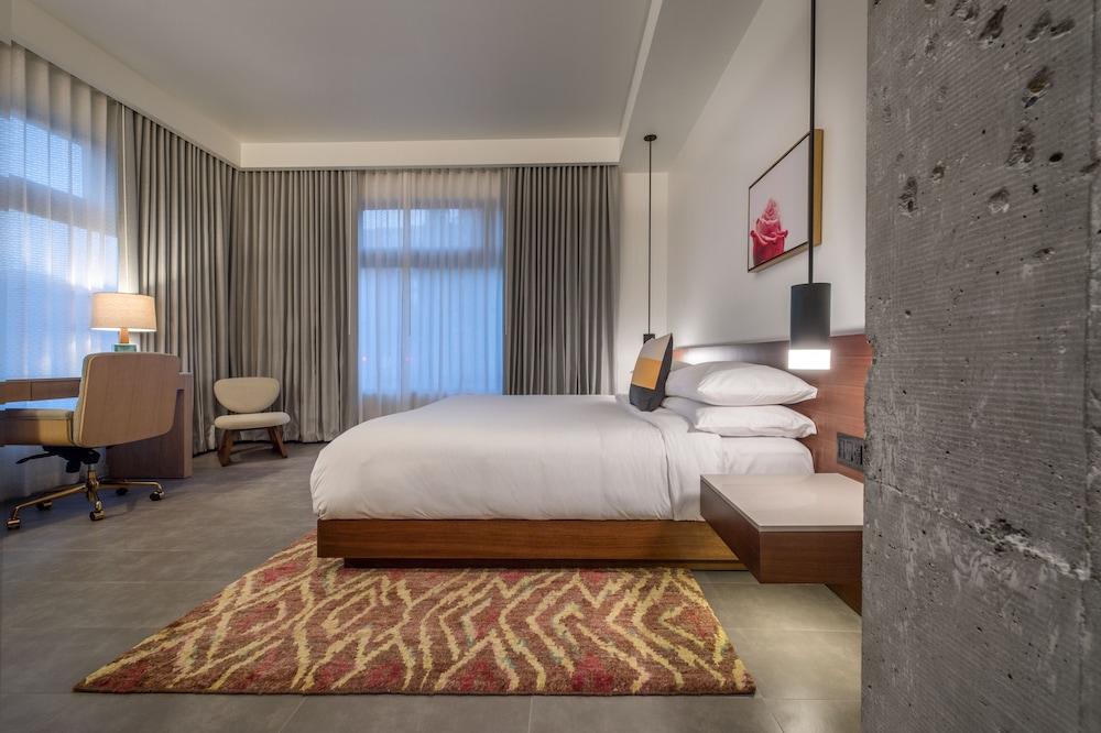 The Hi-Lo, Autograph Collection