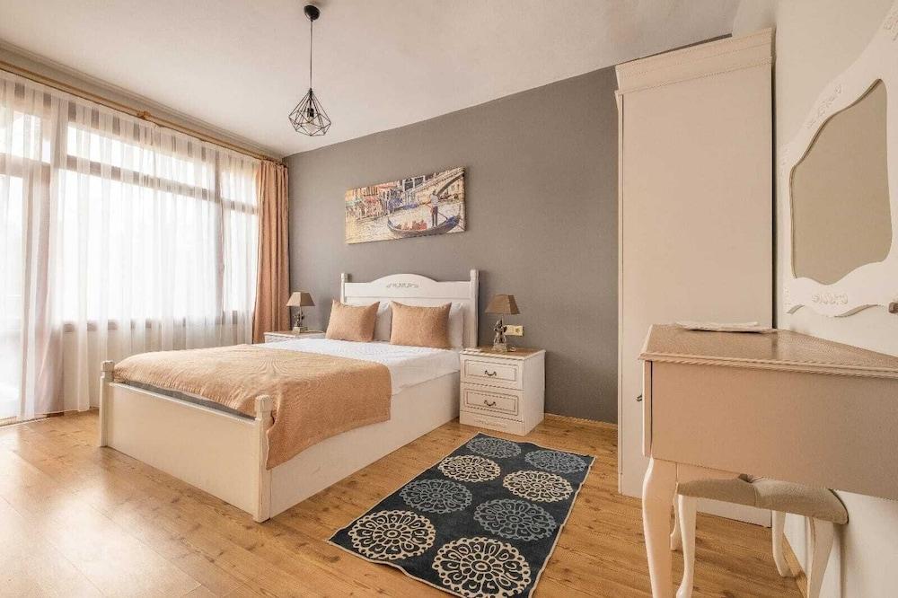 Old Town Deluxe Flats