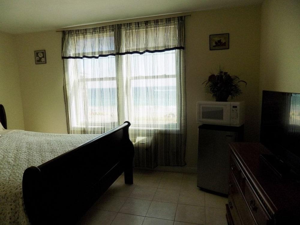 Misquamicut Beach Front Inn