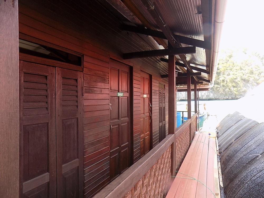 Terapung Hotel & Fish Garden