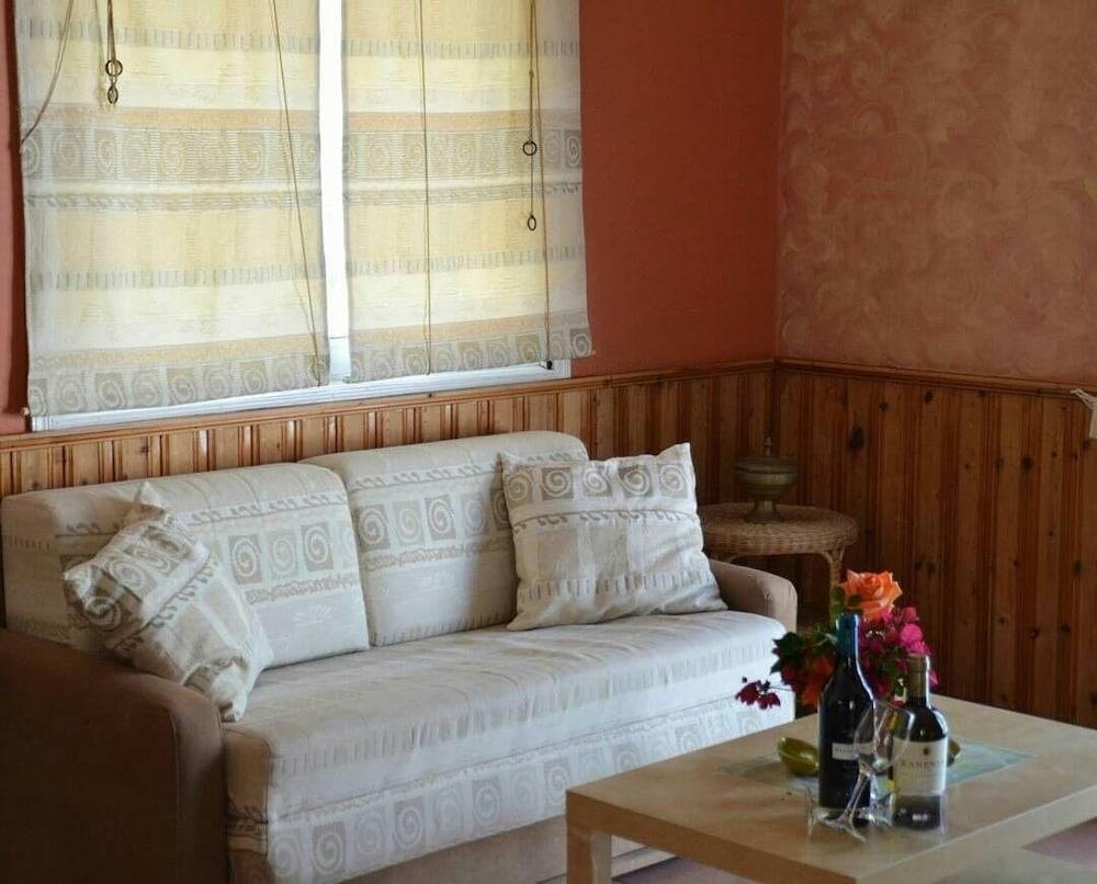 Periyiali Apartments