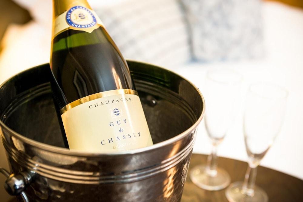 The Lounge Hotel and Bar