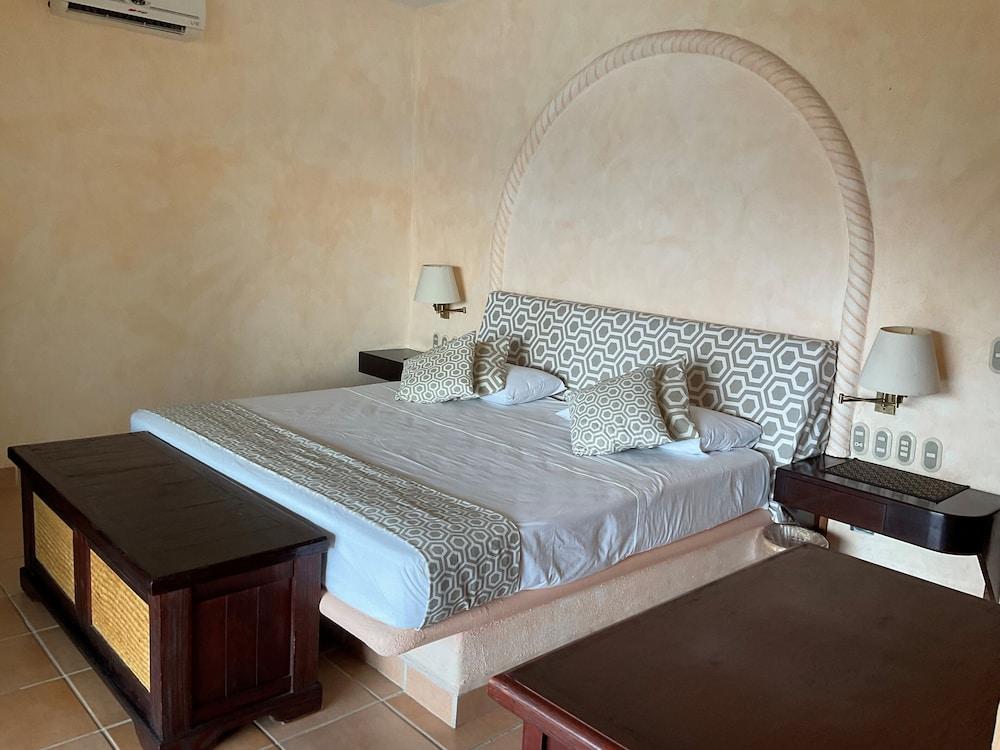 La Escollera Suites Adults Only