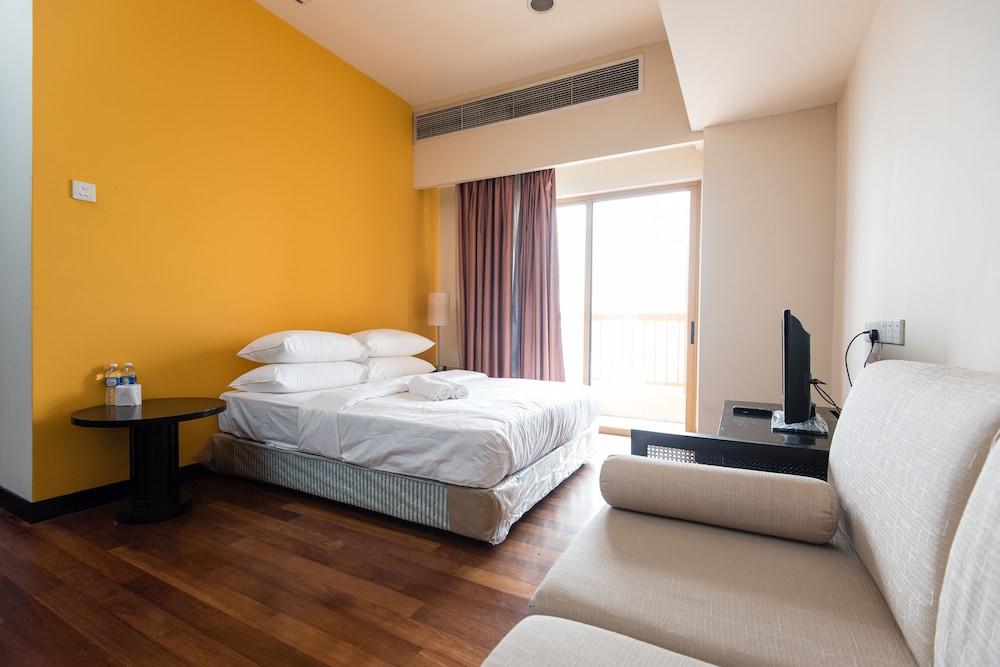 W Studio Resort Suites at Pyramid Tower