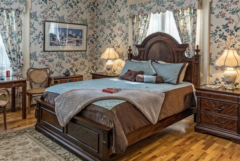 Silver Heart Inn and Cottages