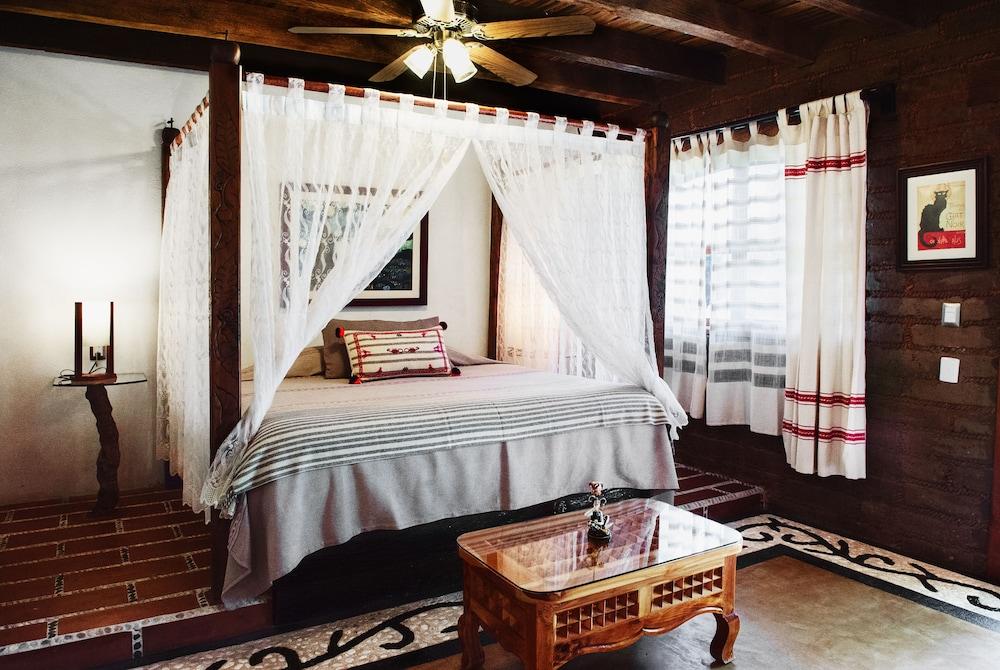 Paradise Hotel Boutique & Lounge