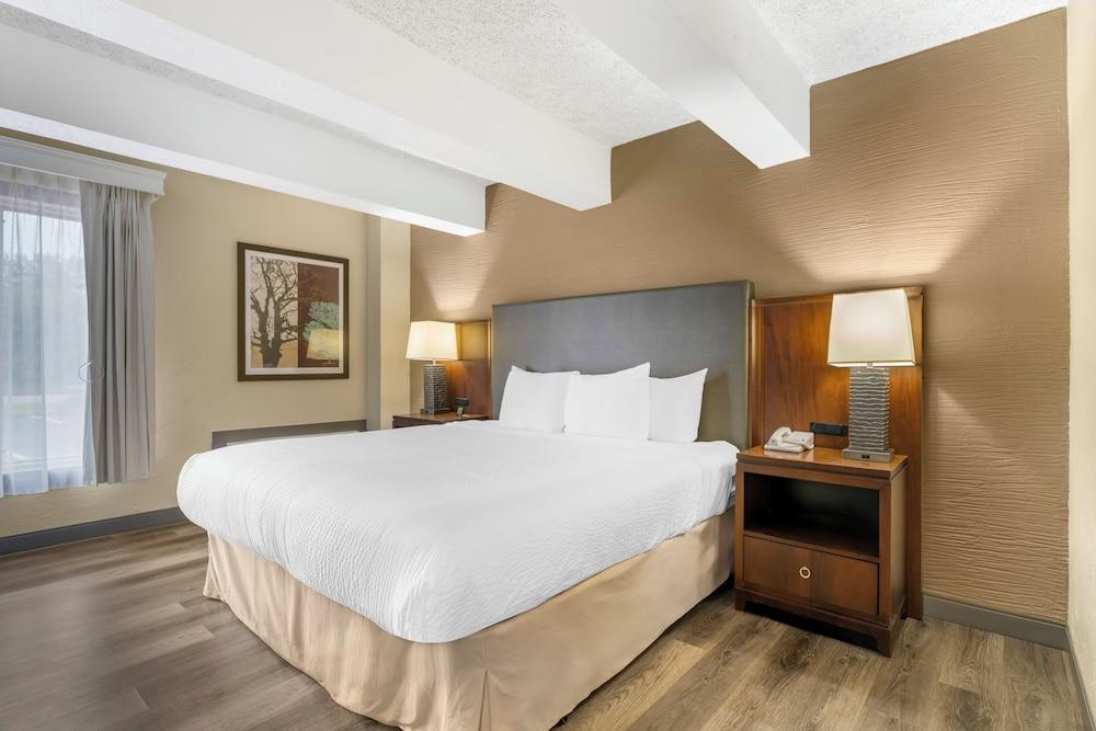 Fairway Inn & Suites