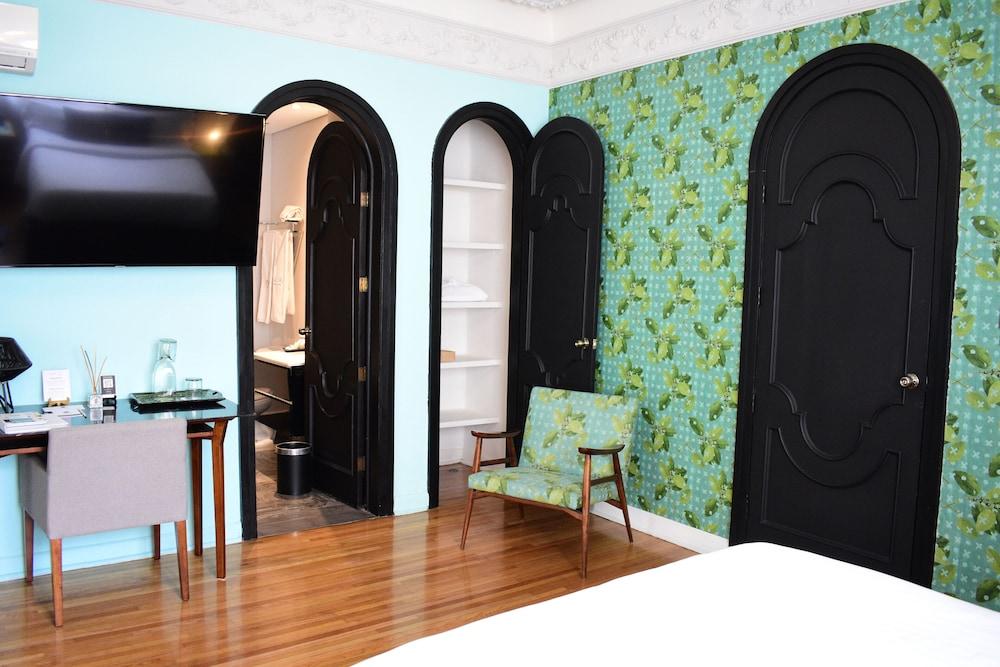 Pug Seal Polanco Allan Poe