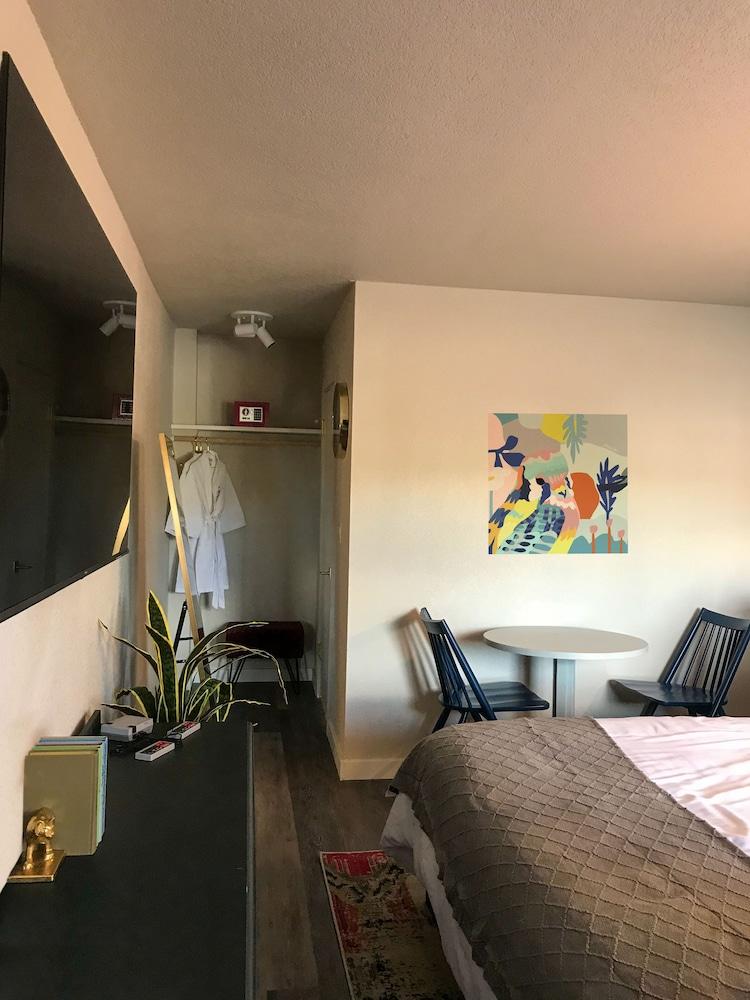 Hotel McCoy - Art, Coffee, Beer, Wine