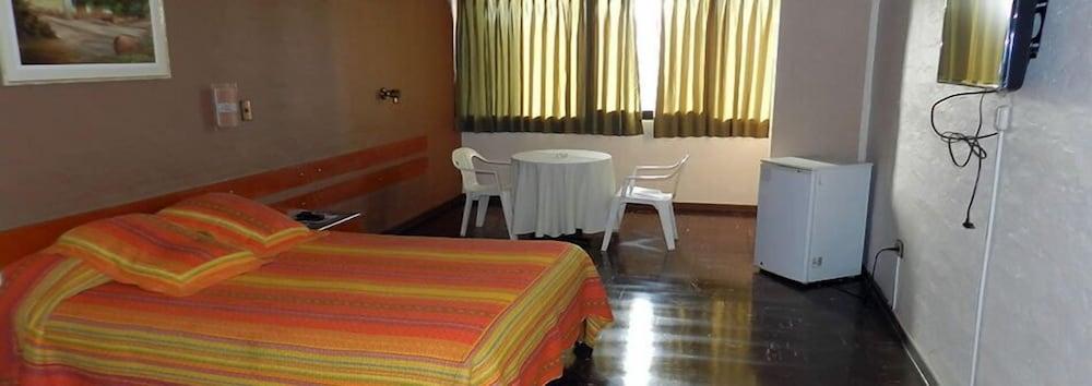 Hotel Holiday Suites