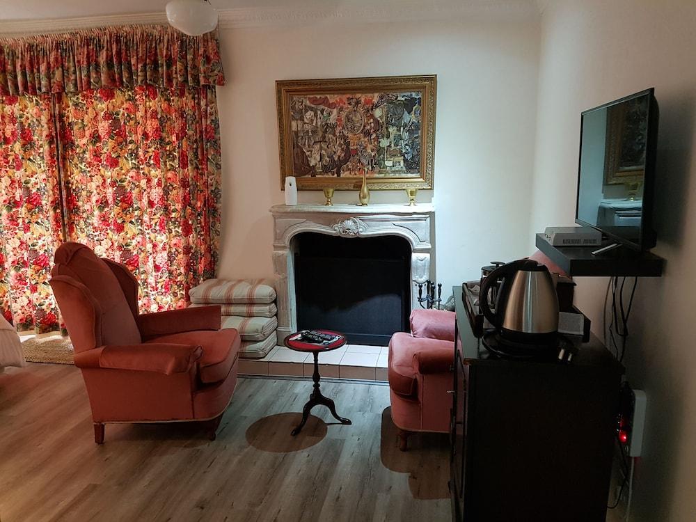 Sherwood's Country House