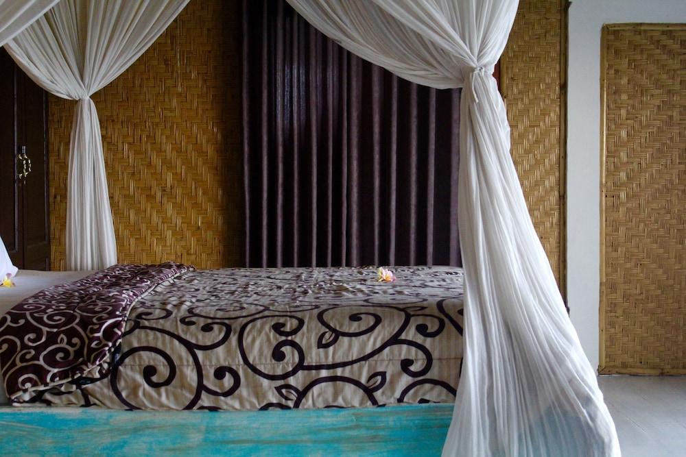 Dikaloha Medewi Surfcamp